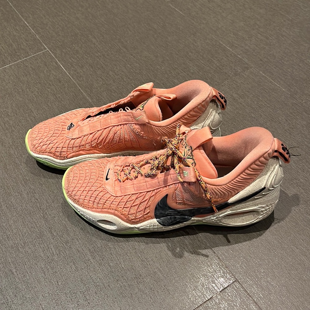 2021 Nike Cosmic Unity 'Pomegranate' basketball shoe. Size 9. Missing 1 shoelace